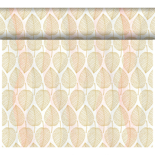 Der Bio-Dunicel Tete-a-Tete Tischläufer 0,4x24m von Duni GmbH zeichnet sich durch ein sich wiederholendes Blattmuster in Gold, Orange und Beige auf hellem Grund aus, das in vertikalen Reihen angeordnet ist und Ihrem Raum einen umweltfreundlichen und stilvollen Touch verleiht.