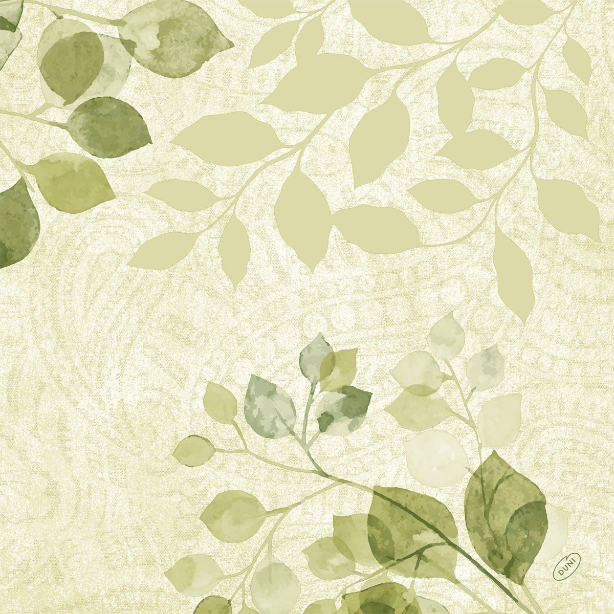 Un fond vert clair-beige avec un motif paisley discret, superposé de branches de feuilles aquarellées dans des tons de vert, souligne le charme naturel des serviettes Bio-Dunisoft 40x40cm de Duni GmbH disposées en diagonale.