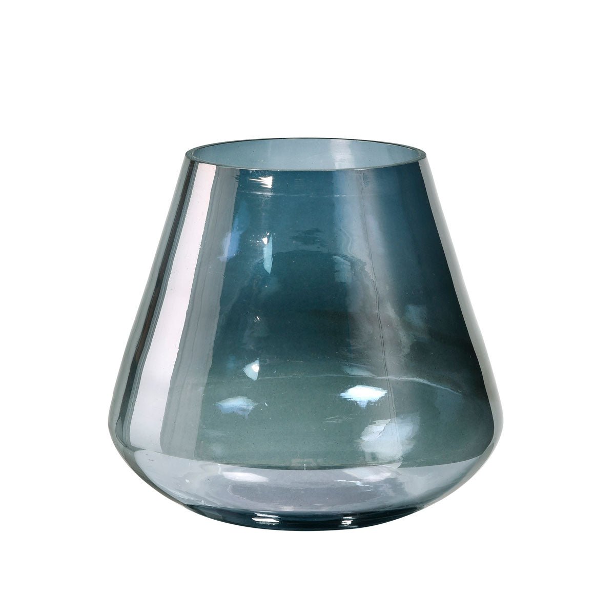 Le bougeoir en verre Etna de Duni GmbH (14,5x16,5 cm) a un design translucide bleu-gris avec un fond large et arrondi et une surface réfléchissante. Photographie vide sur fond blanc ; parfait comme décoration de table élégante.