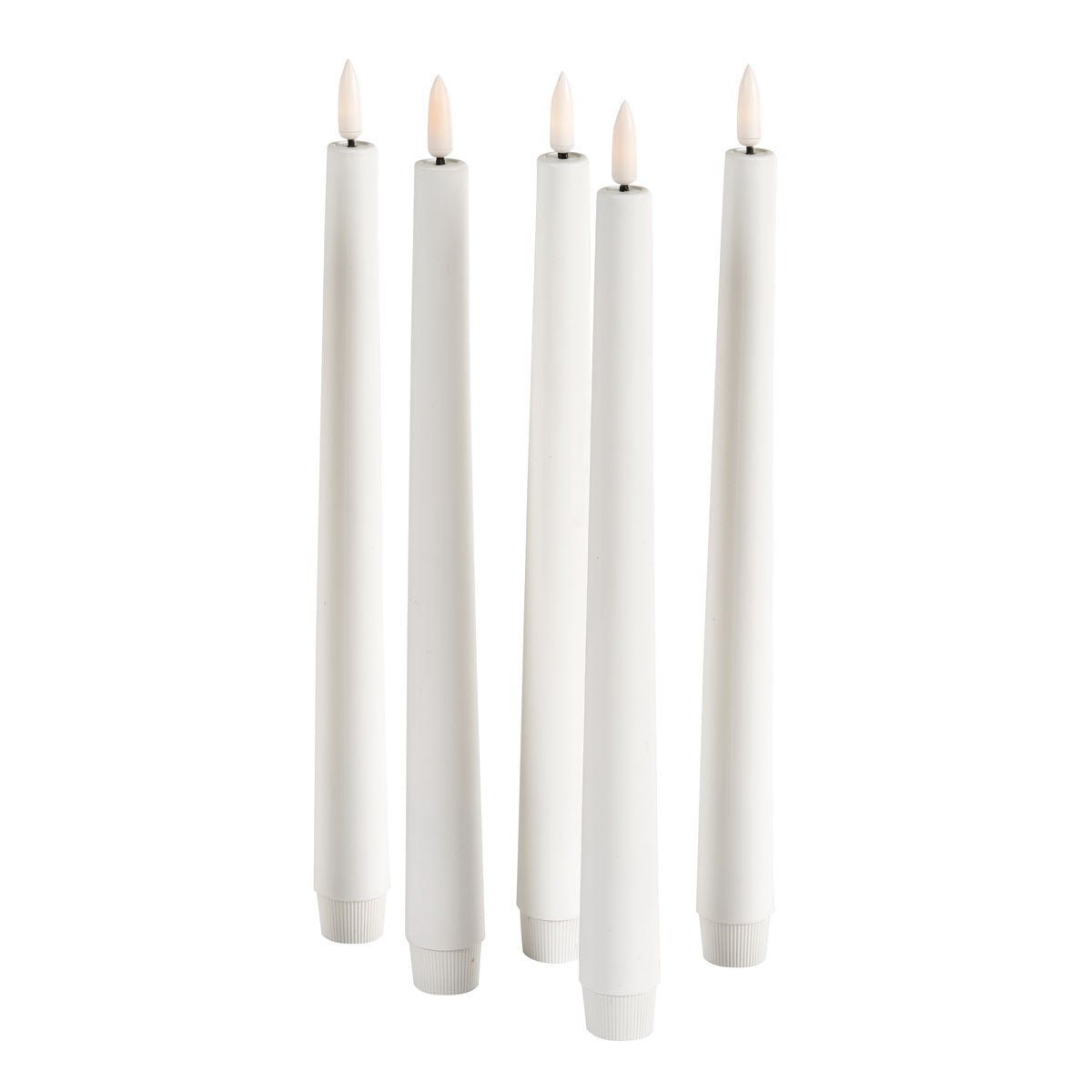 Le kit de remplacement LED pour bougies effilées de Duni GmbH est une bougie décorative de haute qualité avec une pointe effilée, une flamme en plastique et un socle à visser. La bougie effilée blanche alimentée par batterie se tient debout et est parfaite pour une décoration intérieure élégante. Emballage : 1 pièce.