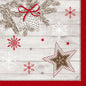 Apportez une touche festive à votre table avec les serviettes Duni GmbH 40x40 4 plis Classique Cozy Winter (50 pièces) avec des pommes de pin, des rubans rouges, des étoiles, des flocons de neige et des pains d'épices sur un décor en bois clair avec un bord rouge.