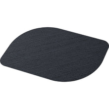 Das Foto zeigt ein einzelnes schwarzes, ovales Bio-Dunicel-Set 28x38cm (Stucco schwarz) von Duni GmbH, hergestellt aus recyceltem Papier und fotografiert vor einem weißen Hintergrund. Packung mit 100 hochwertigen Tischsets.