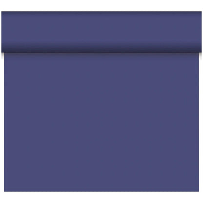Le Bio-DC-Tete a Tete 0,4x24m de Duni GmbH a une surface bleue unie et mate sans motif. Fabriqué en matériau biodégradable, il offre une décoration durable. Le rouleau est partiellement déroulé sur un fond blanc uni.
