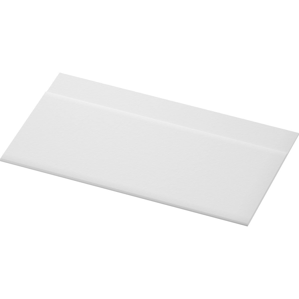 Une simple serviette distributrice rectangulaire Duni GmbH 33x33 2 épaisseurs est montrée non fermée sur un fond blanc à un angle. La serviette a un aspect propre sans texte visible ni marques et ressemble à celles utilisées dans la restauration.