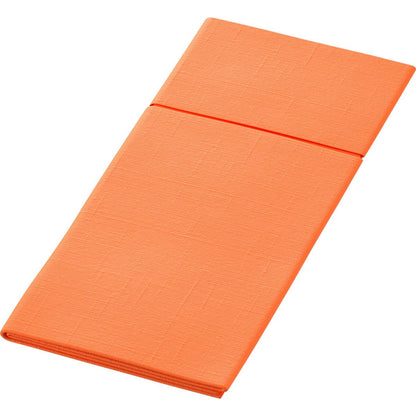 Le Duniletto-Slim 40x33cm de Duni GmbH est un tapis rectangulaire orange plié avec un motif subtil de structure, parfait comme support hygiénique ou support jetable pour une propreté supplémentaire.