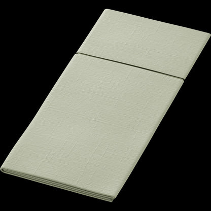 Un Duniletto-Slim 40x33cm vert clair proprement plié de Duni GmbH avec un motif subtil de structure, généralement utilisé comme support hygiénique, se tient devant un fond noir.