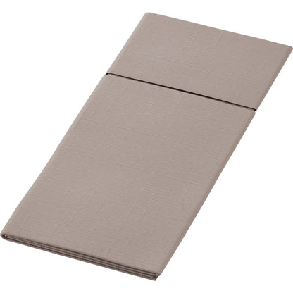 Le Duniletto-Slim 40x33cm de Duni GmbH est une serviette beige rectangulaire pliée avec un pli visible, présentée sur un fond blanc simple - idéal comme support hygiénique pour une utilisation pratique et ordonnée.