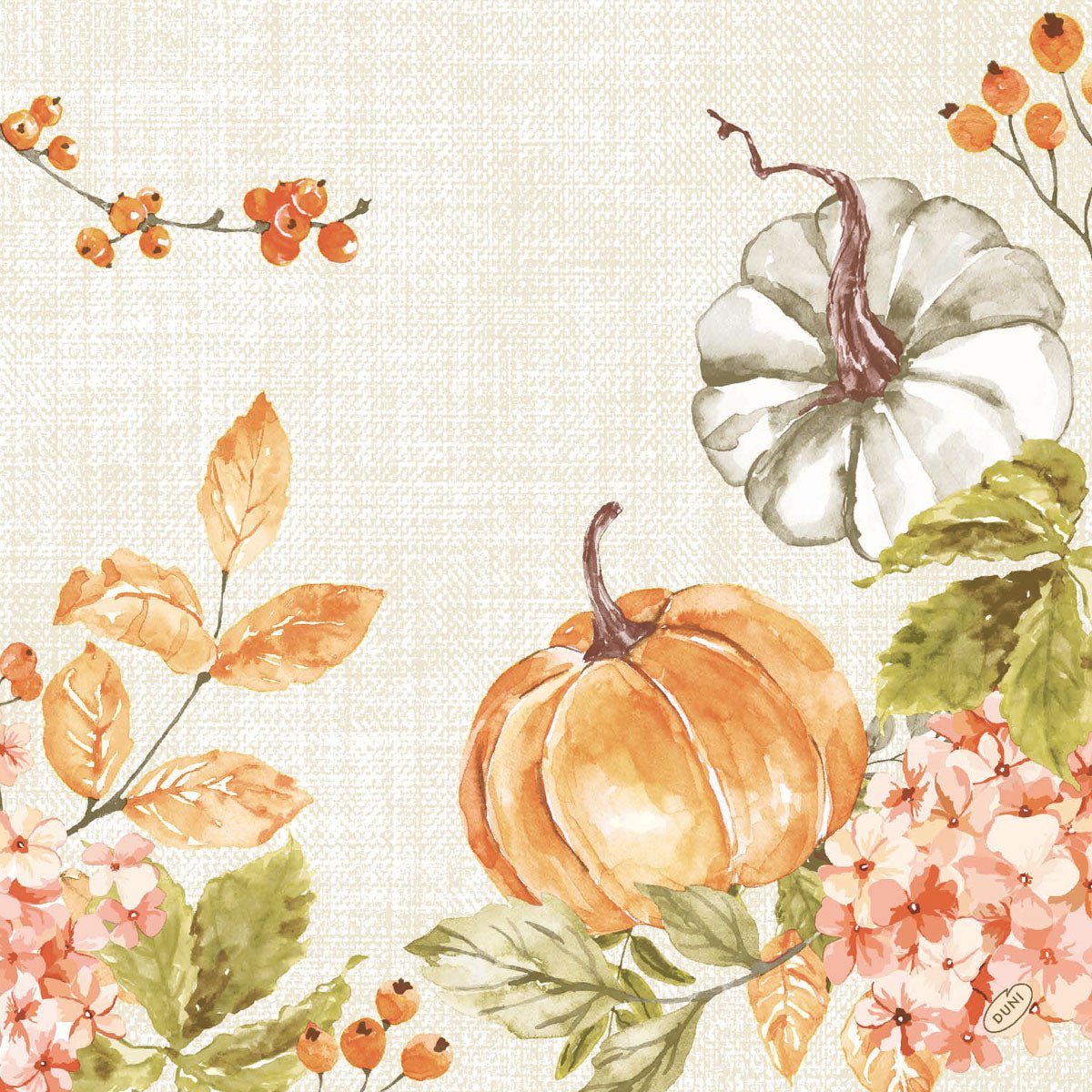 Illustration aquarelle avec des citrouilles orange et blanches, des feuilles d'automne, des baies et des fleurs roses sur fond beige - idéal pour les serviettes Bio-Dunisoft 40x40cm de Duni GmbH pour apporter une touche automnale élégante à une table durablement dressée.