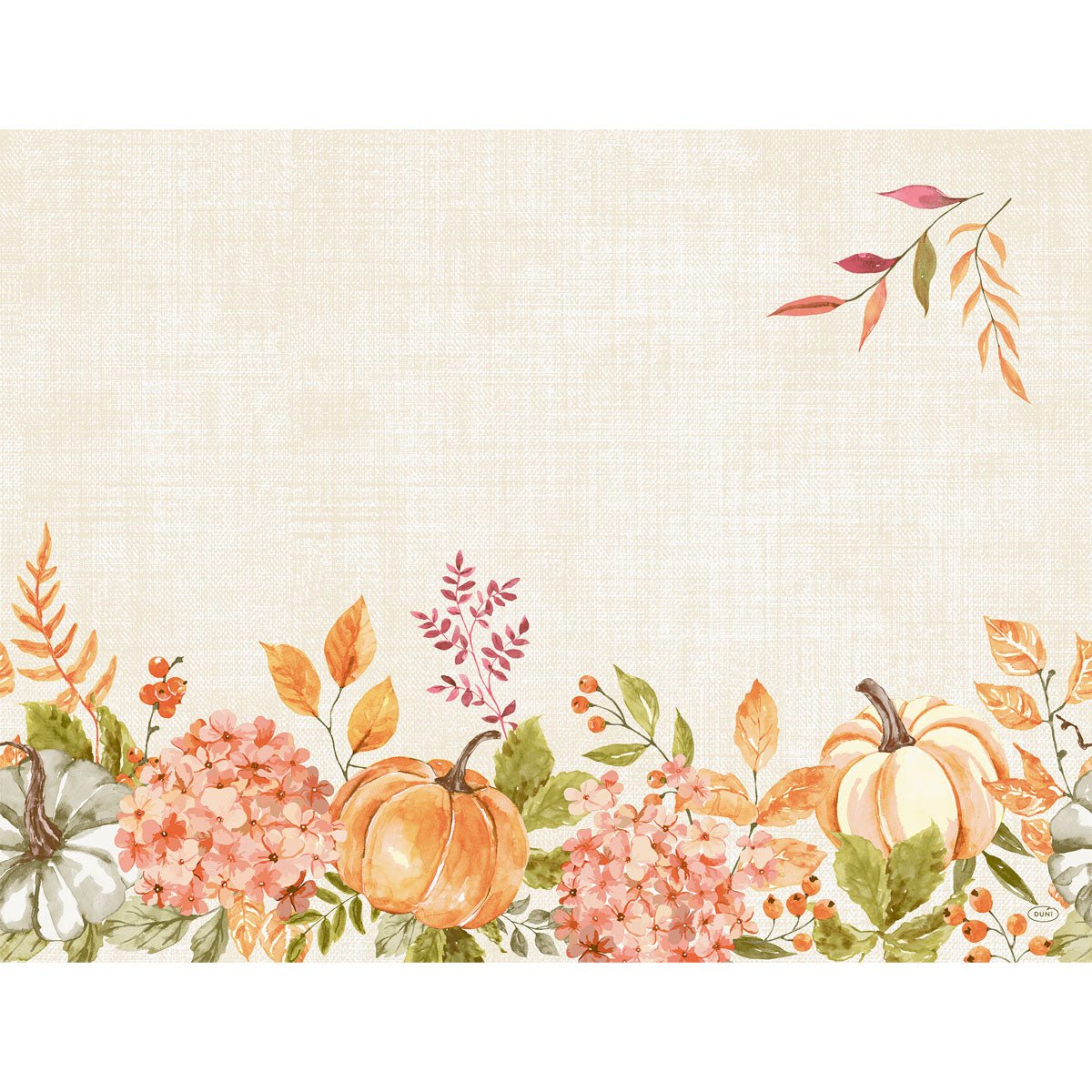Courge épicée aquarellée, hortensias et feuilles d'automne en orange, vert et beige sur un fond texturé crème. Idéal pour les sets de table en papier Duni GmbH 30x40cm Spicy Pumpkin | Paquet (250 pièces), avec un bouquet de feuilles dans le coin supérieur droit.