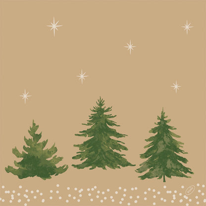 Trois sapins verts sur un sol enneigé avec des étoiles blanches et un fond brun clair témoignent de la beauté naturelle des serviettes Bio-Dunisoft 40x40cm de Duni GmbH - parfait pour des fêtes écologiques.