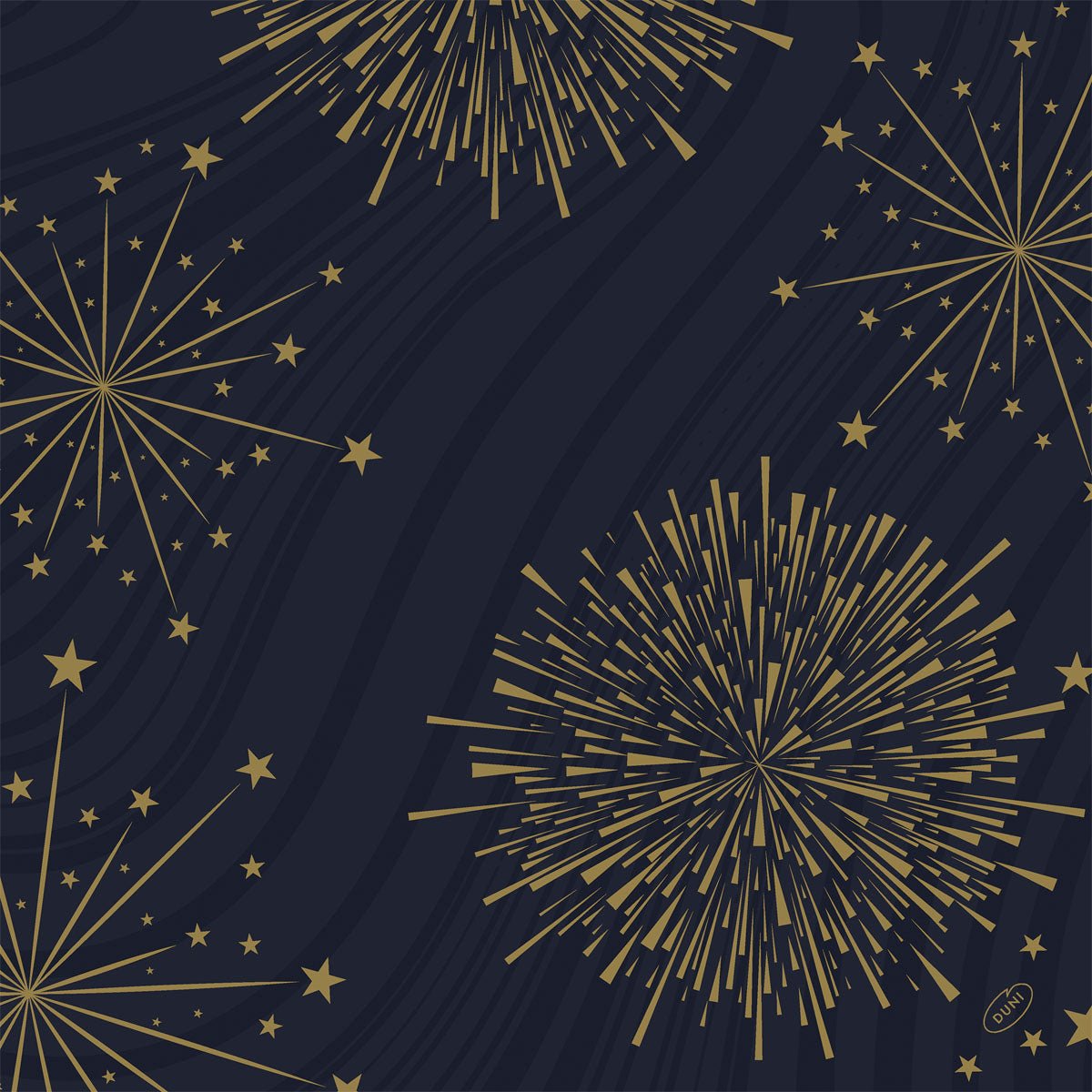 Les serviettes Bio-Dunisoft 40x40cm de Duni GmbH présentent un feu d'artifice doré et des étoiles sur un fond bleu marine avec des lignes ondulées. Avec ces serviettes durables, chaque événement reçoit une touche festive et écologique.