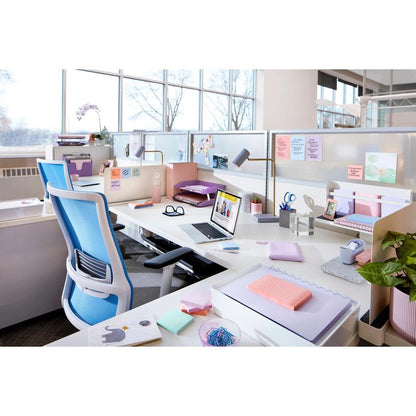 Un espace de travail de bureau moderne avec des bureaux blancs, des chaises bleues, des ordinateurs portables, des fournitures de bureau, des plantes en pot et de la lumière naturelle montre des Post-it® Super Sticky Notes (76 mm x 127 mm, 90 feuilles/bloc, 100% PEFC) de 3M Deutschland GmbH.