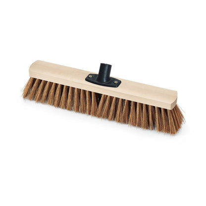 Le balai de salle Power Stick Poly-Kokos de Nölle Profi Brush de Nölle Profi Brush Bürsten- & Pinseltechnik e.K. a des poils bruns rigides, un bloc de bois clair et une base en plastique noir - parfait comme balai de nettoyage pour les travaux de balayage difficiles.
