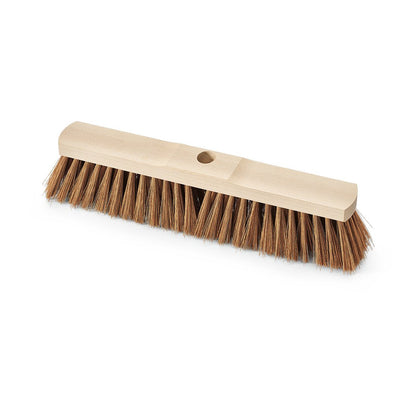 Le balai de salle Nölle Profi Brush en bois de selle Poly-Coco avec trou pour manche de Nölle Profi Brush Bürsten- & Pinseltechnik e.K. dispose de poils Poly-Coco denses et d'un trou central pour la fixation du manche, illustré sur fond blanc.