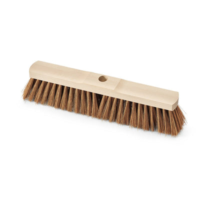 Le balai de salle Nölle Profi Brush en bois de selle Poly-Coco avec trou pour manche de Nölle Profi Brush Bürsten- & Pinseltechnik e.K. a des poils Poly-Coco marron denses et un trou central pour le manche, illustré sur fond blanc.
