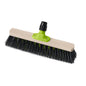 Le balai de salle Nölle Profi-Bürste 40 cm a des poils en PVC noirs rigides, une tête en bois de hêtre et un raccord de manche en plastique vert. Manche non fixé. Marque : Nölle Profi Pinsel Bürsten- & Pinseltechnik e.K.