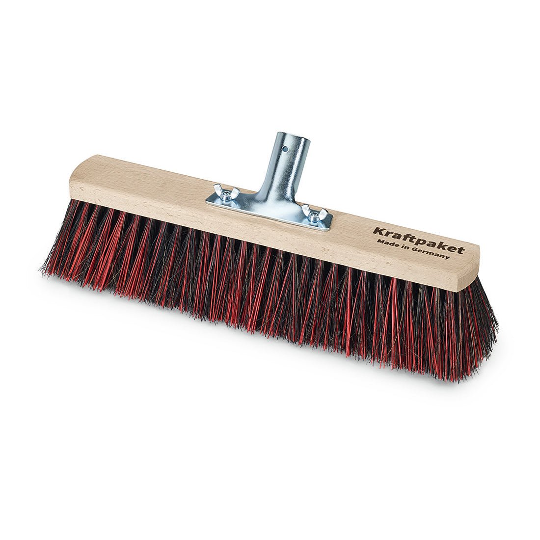 La brosse de salle Nölle Profi-Bürste Arenga/Elaston de qualité maître a une tête large avec des poils noirs et rouges denses, un bloc en bois stable et un raccord en métal pour le manche. Manche non inclus. Étiquette "Kraftpaket Made in Germany". Par Nölle Profi Brush Bürsten- & Pinseltechnik e.K.