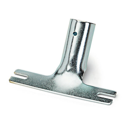 Le support de manche en métal fendu Nölle Profi Brush de Nölle Profi Brush Bürsten- & Pinseltechnik e.K. a une forme en T avec un fond plat fendu et une partie verticale cylindrique, chromée ou galvanisée, idéal pour une utilisation avec les outils de nettoyage Nölle Profi Brush.