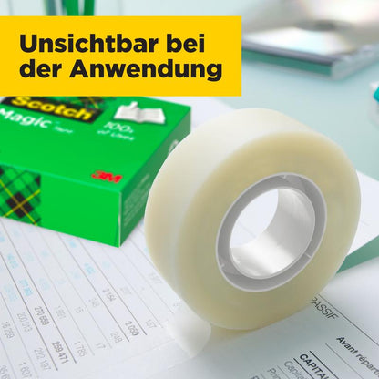 Un rouleau de Scotch® Magic™ Ruban Invisible (3M Deutschland GmbH) est posé sur un document devant le pack avantage vert (14 rouleaux, 19 mm x 33 m) ; sur une boîte jaune est écrit "Invisible à l'application".