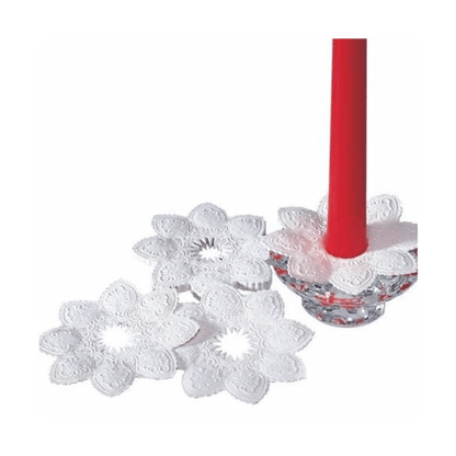 Quatre manchettes de bougie décoratives, rondes et blanches PAPSTAR (Ø 10 cm, film) sont illustrées ; l'une est sur un bougeoir avec une bougie rouge, les autres sont disposées à plat. Produit : PAPSTAR GmbH, 100 pièces par paquet.