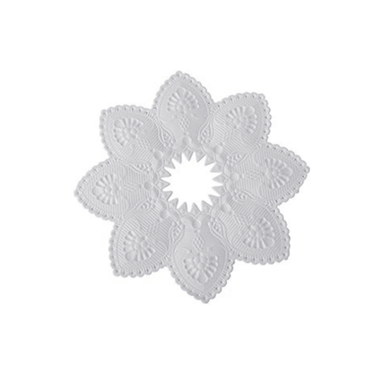 Les PAPSTAR manchettes de bougie rondes (10 cm, blanches, 100 pièces) de la société PAPSTAR GmbH sont des napperons en papier décoratifs et élégants, idéaux comme couronnes de bougie stylées pour des tables festives. Elles sont présentées sur un fond blanc simple.