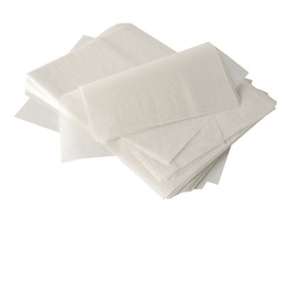 Une pile de papier de couverture de crème PAPSTAR "pure" 32x22 cm, blanc, avec revêtement de cire de palme (1000 pièces) dans une boîte distributrice de PAPSTAR GmbH est partiellement plate, partiellement légèrement pliée sur un fond blanc - idéal pour la gastronomie.