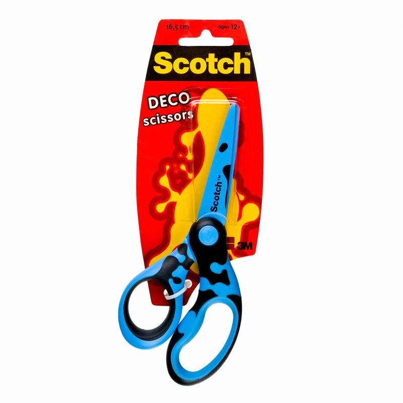 La paire de ciseaux Scotch™ DECO de 16,5 cm de 3M Deutschland GmbH en vert, bleu ou rose est livrée dans un emballage individuel avec un emballage en plastique et un dos en carton rouge et jaune. Convient aux enfants à partir de 12 ans.
