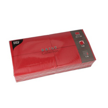 Un emballage rouge vif des serviettes PAPSTAR « DAILY Collection » de PAPSTAR GmbH attire l'attention. Dans le coin supérieur, des icônes indiquent les dimensions, la quantité et le pliage : 32 x 32 cm, 150 serviettes, avec pliage 1/8. Idéal pour la décoration de table avec un mélange de style et de fonctionnalité.