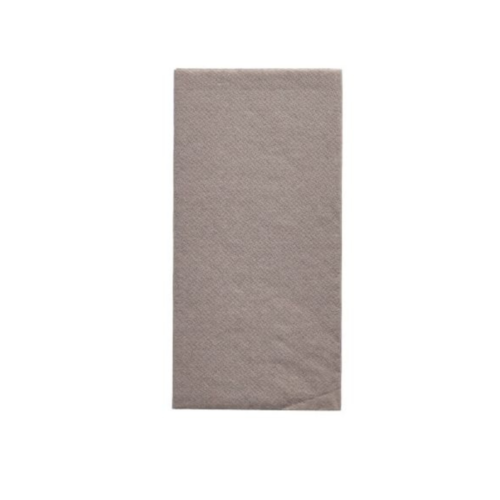 Une serviette PAPSTAR proprement pliée, rectangulaire et brun clair de la 'DAILY Collection' au format 32 cm x 32 cm avec pliage 1/8 repose sur un fond blanc uni et ajoute une touche de confort durable à toute décoration de table.