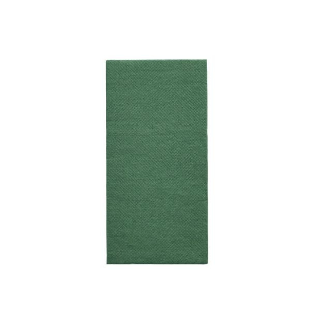 Un tapis de yoga rectangulaire vert repose à plat et possède une surface subtilement texturée, offrant un confort durable sur un fond blanc simple.
