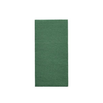 Un tapis de yoga rectangulaire vert repose à plat et possède une surface subtilement texturée, offrant un confort durable sur un fond blanc simple.