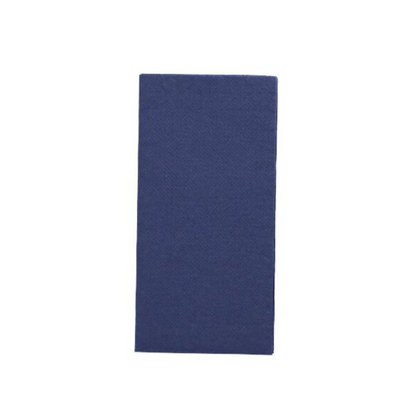 Une serviette rectangulaire, bleu foncé de la 'DAILY Collection' de la société PAPSTAR au format 32 cm x 32 cm avec pliage 1/8, se présente verticalement sur un fond blanc uni et ajoute une touche de confort durable à toute décoration de table.