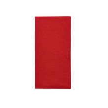 Une serviette PAPSTAR « DAILY Collection » 1/8 pli 32 cm x 32 cm en rouge, proprement pliée, repose sur un fond blanc. Sa structure légèrement visible apporte une touche d'élégance à la décoration de table, tandis que ses bords restent propres et droits.