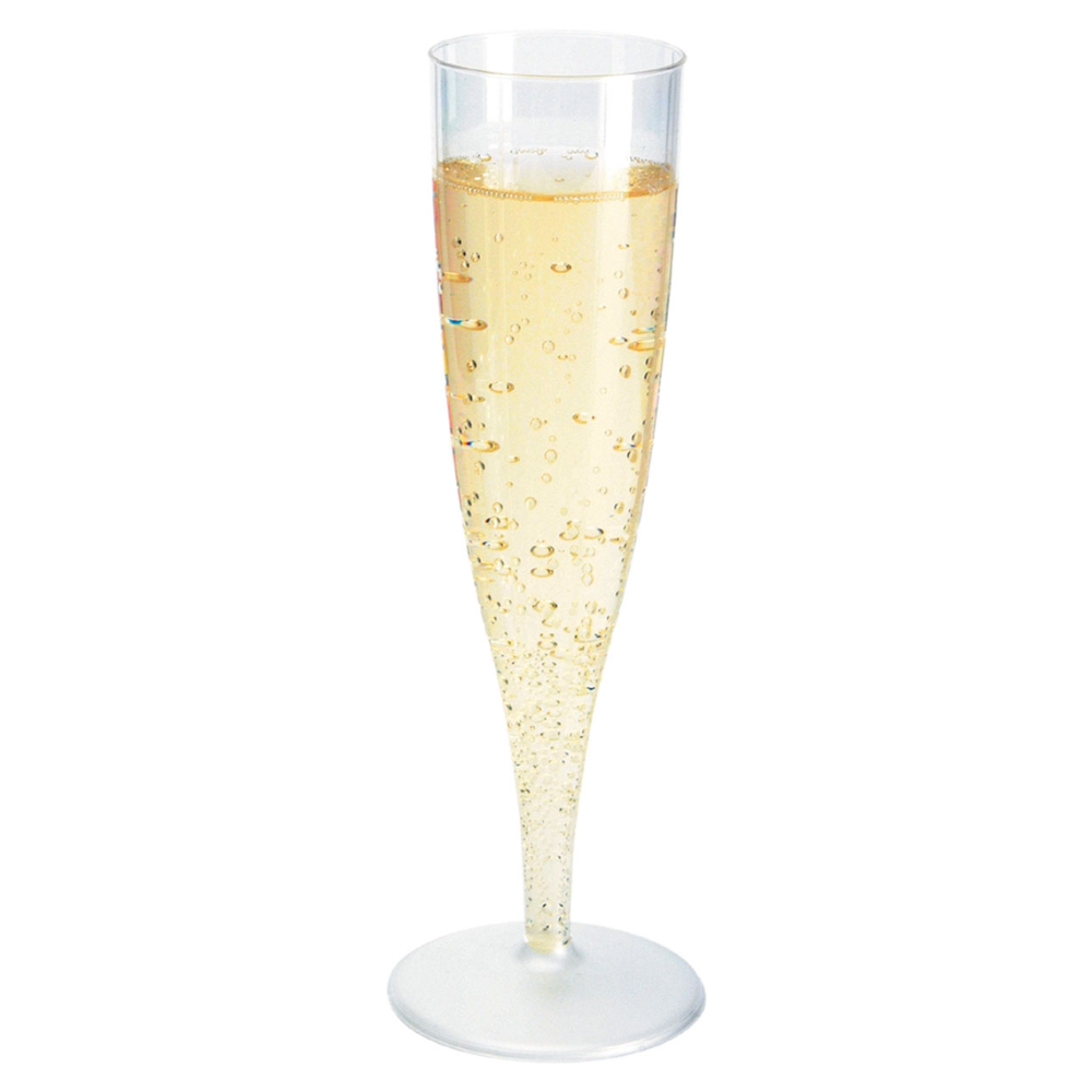Un grand verre à champagne élancé emballé dans une boîte de 135 ml Transparent de Duni GmbH, rempli à ras bord de champagne pétillant, dont les bulles visibles montent gracieusement à la surface. Le verre se tient élégamment devant un fond blanc simple, parfait pour des événements haut de gamme.