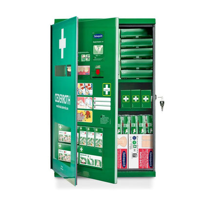 L'armoire à double porte de premiers secours Cederroth (métal) de Orkla Wound Care AB (L 385 x H 575 x P 170 mm) peut être ouverte pour révéler des compartiments ordonnés avec des fournitures médicales, des étiquettes claires et une clé sécurisée dans la serrure de l'armoire.