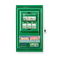 Une armoire à pharmacie Cederroth Mini (métallique) verte, montée au mur, de Orkla Wound Care AB, avec mode d'emploi sur le devant, serrure à clé et compartiment métallique transparent contenant divers pansements adhésifs. Taille : L 260 x H 440 x P 170mm.