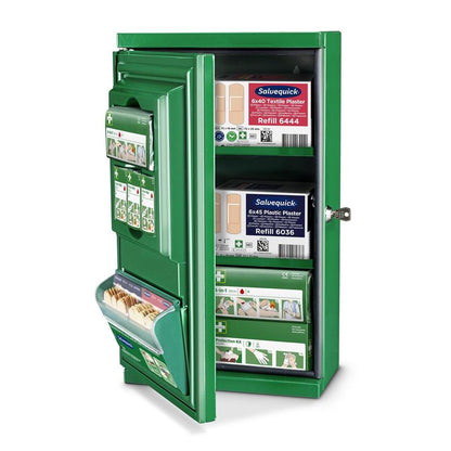 L'armoire à pharmacie Cederroth Mini (métallique) verte de Orkla Wound Care AB (L 260 x H 440 x P 170mm) est montrée ouverte, avec une clé dans la serrure et des packs de pansements, des sparadraps et du matériel de premiers secours ordonnés sur ses étagères.