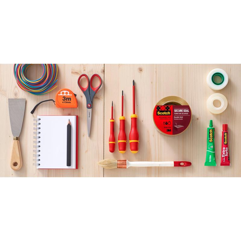 Un rouleau de ruban d'emballage Scotch® (50 mm x 66 m) de 3M Deutschland GmbH est disposé de manière ordonnée entre des outils et des fournitures sur une surface en bois.