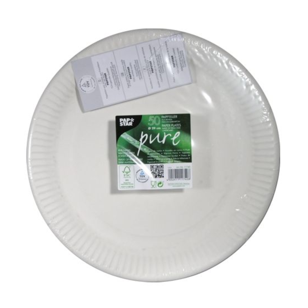 Une pile de 50 assiettes en carton blanches, rondes "Pure" (PAPSTAR GmbH, 29 50 assiettes) est montrée dans un emballage avec des écritures vertes et des symboles de recyclage. Les assiettes sont fabriquées en carton de fibres fraîches et ont un bord extérieur nervuré.