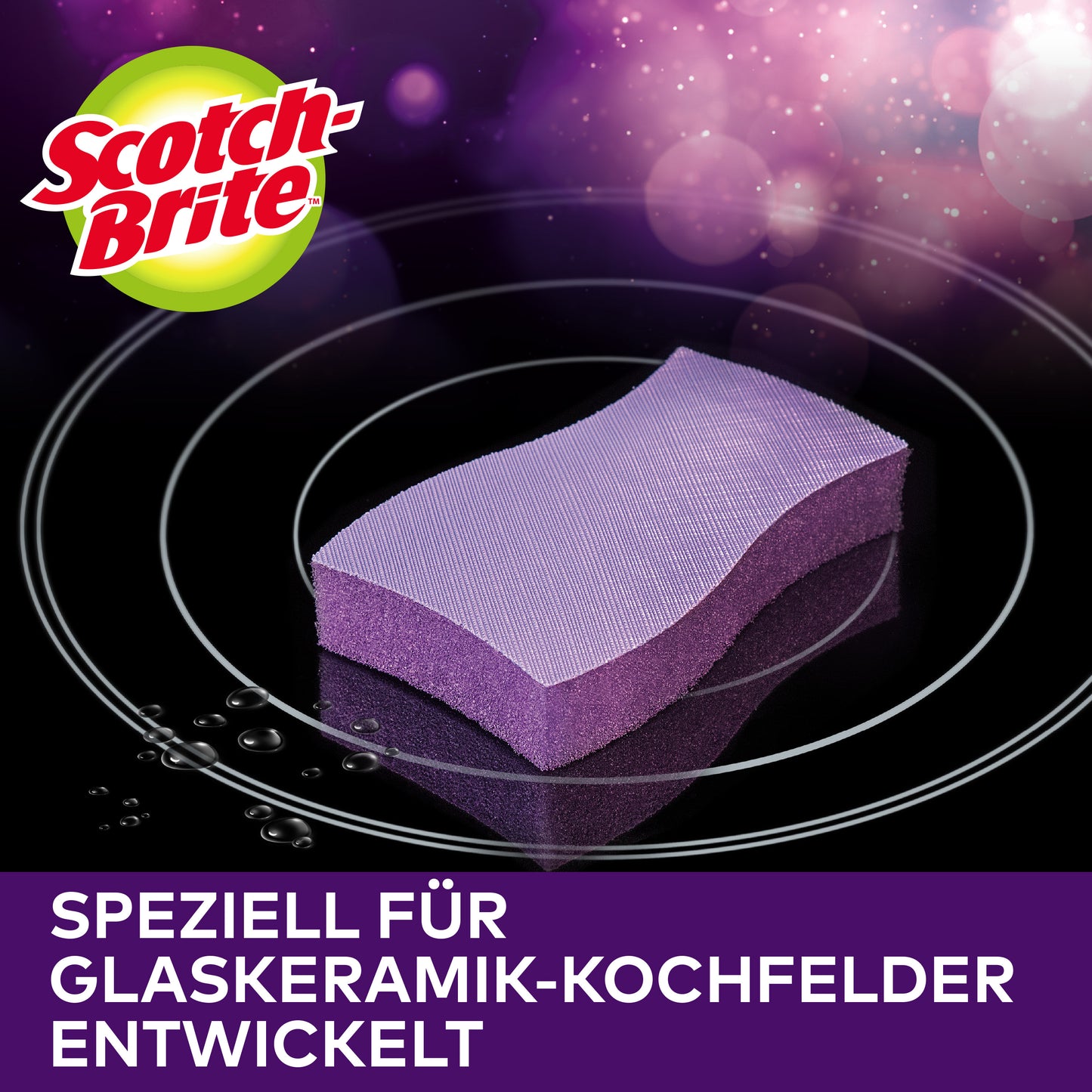 Une éponge de nettoyage violette Scotch-Brite™ pour céramique vitrocéramique (3 pièces par paquet) de 3M Deutschland GmbH est posée sur une plaque de cuisson en céramique vitrocéramique noire avec des gouttes d'eau. Texte : "Spécialement conçu pour les plaques de cuisson en céramique vitrocéramique." Logo en haut à gauche.