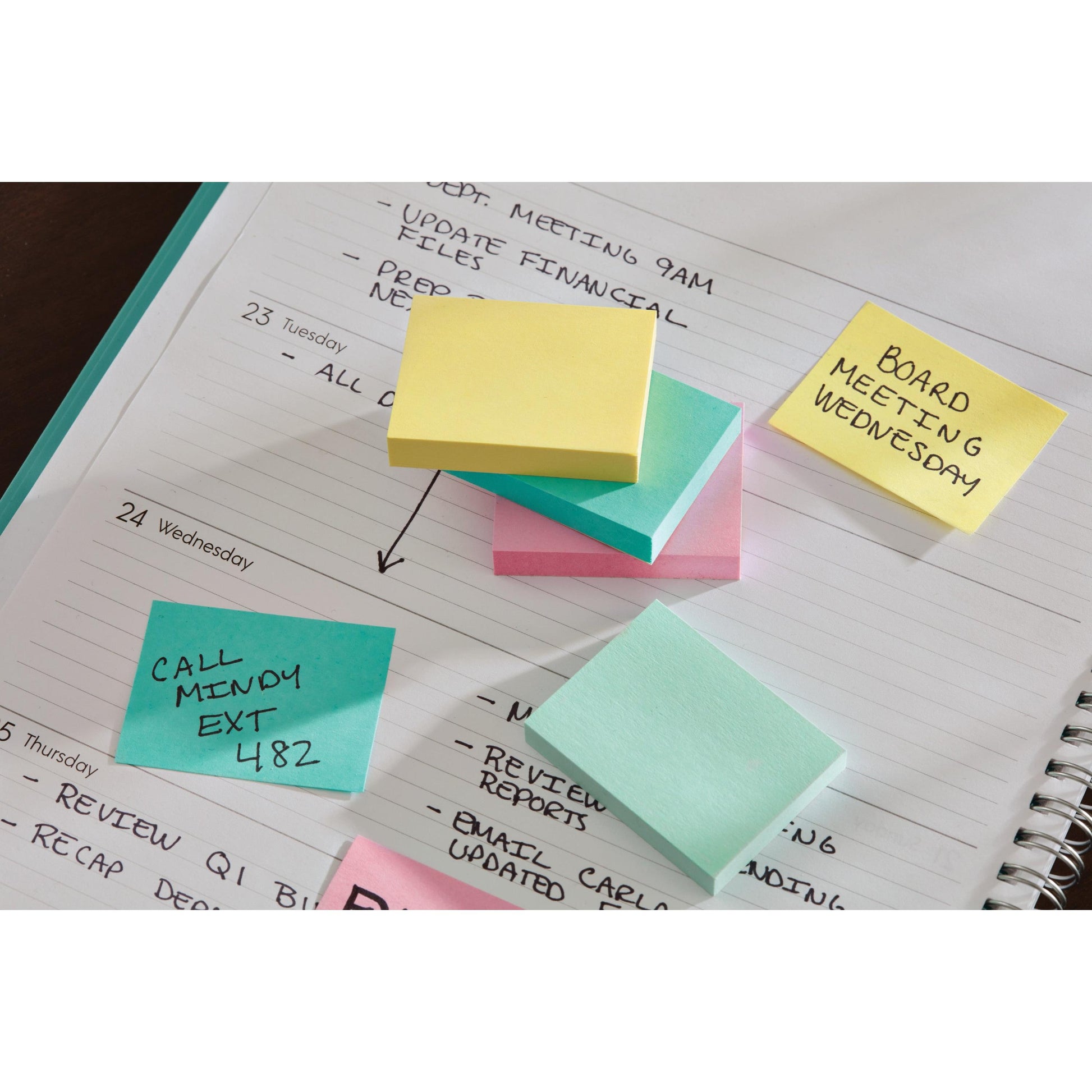 Ein Wochenplaner ist mit mehreren Post-it® Notizen aus der Beachside Collection von 3M Deutschland GmbH (38 mm x 51 mm) versehen, darunter solche mit der Aufschrift "BOARD MEETING WEDNESDAY" und "CALL MINDY EXT 482" sowie einige leere Notizen.