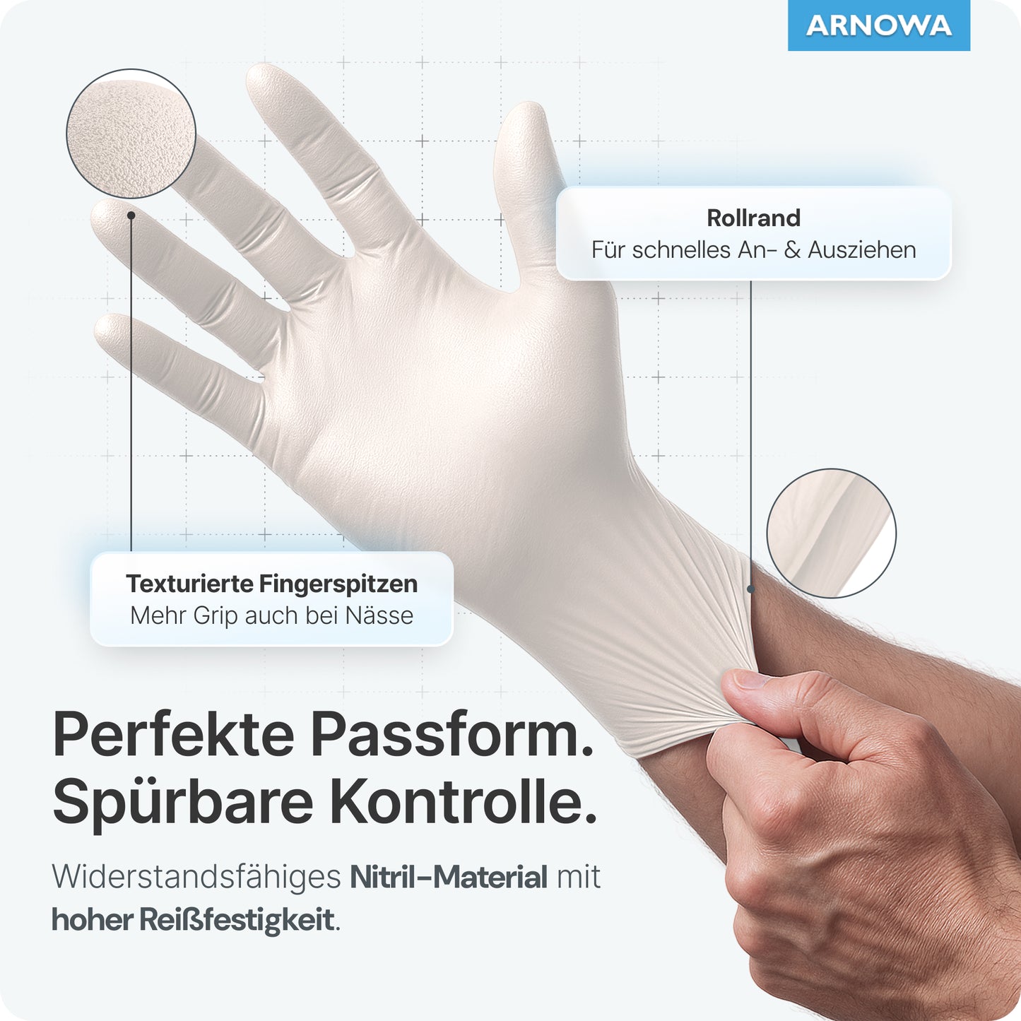 Un utilisateur enfile des gants jetables ARNOMED NITRIL WHITE résistants à la déchirure de ARNOWA GmbH en tirant sur la manchette roulée. Les étiquettes montrent des bouts de doigts texturés et soulignent son design sans latex, sa forte adhérence et son matériau résistant à la déchirure.