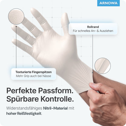 Un utilisateur enfile des gants jetables ARNOMED NITRIL WHITE résistants à la déchirure de ARNOWA GmbH en tirant sur la manchette roulée. Les étiquettes montrent des bouts de doigts texturés et soulignent son design sans latex, sa forte adhérence et son matériau résistant à la déchirure.