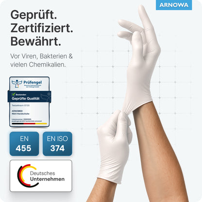 Une personne porte des gants jetables ARNOMED NITRIL WHITE résistants à la déchirure en nitrile blanc de ARNOWA GmbH. Le texte met en avant la protection certifiée contre les virus, les bactéries et les produits chimiques selon EN 455 & EN ISO 374, avec le logo ARNOWA visible dans le coin.