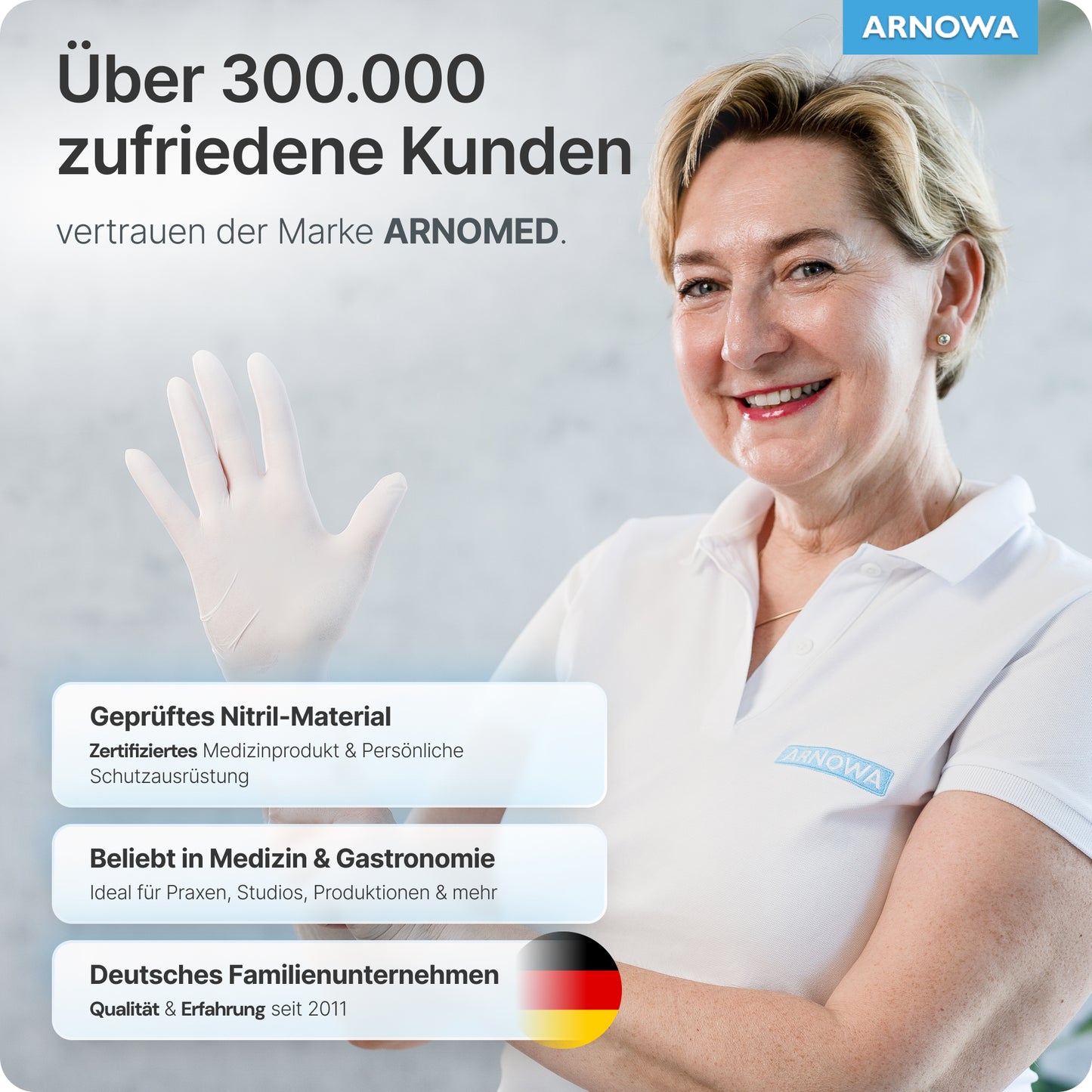 Une femme portant des gants jetables ARNOMED NITRIL WHITE résistants à la déchirure en nitrile de ARNOWA GmbH sourit et gesticule, montrant ainsi la satisfaction de leurs clients. Les gants sont sans latex, sans poudre, idéaux pour la médecine et la gastronomie. Les logos d'ARNOMED et ARNOWA sont illustrés.