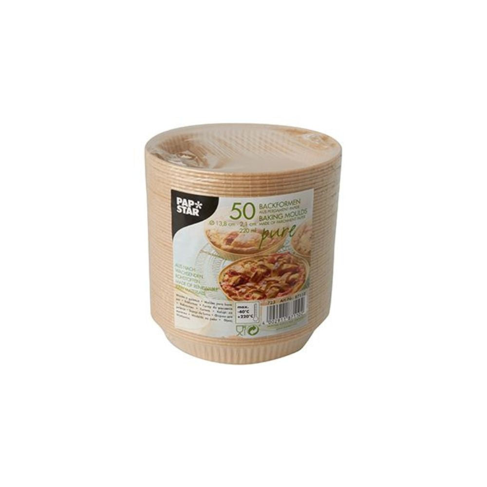 Une pile de 50 PAPSTAR moules à pâtisserie "pure" en brun naturel, emballée dans un film transparent, porte l'étiquette de la société PAPSTAR avec des illustrations de produits de boulangerie. Ces moules sont idéaux pour une cuisson sans graisse avec un diamètre de 13,8 cm et un volume de 220 ml.