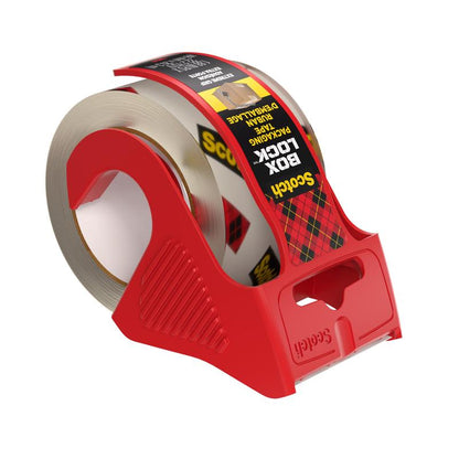 Un rouleau de ruban d'emballage Scotch® Box Lock™ 48 mm x 20,3 m de 3M Deutschland GmbH dans un distributeur en plastique rouge se distingue par un ruban clair et durable et une étiquette noire, jaune et rouge pour une distribution facile.