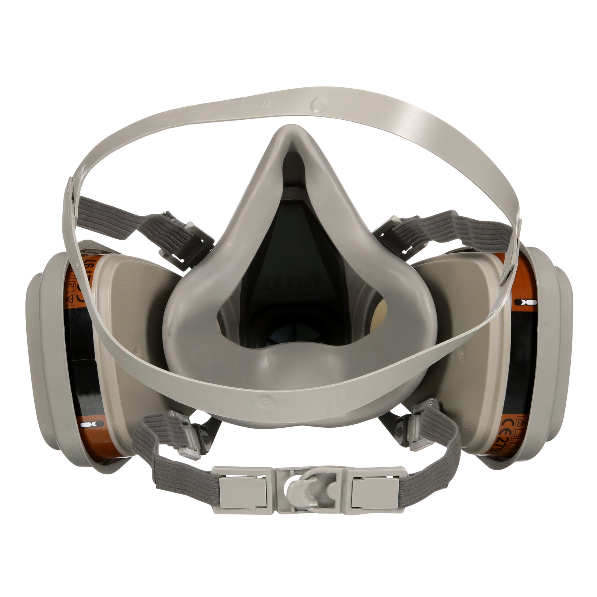 Eine Nahaufnahme der 3M™ Atemschutzmaske 6003KIT-1 von 3M Deutschland GmbH mit zwei A2P3-Filtern für organische Dämpfe, verstellbaren elastischen Bändern und grauem Design, dargestellt vor einem weißen Hintergrund.