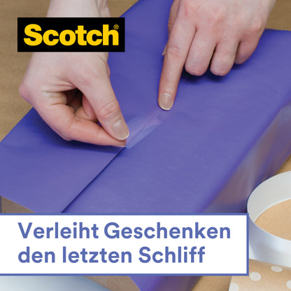Jemand verschließt lila Geschenkpapier mit Scotch® Geschenk-Satinklebeband (1 Rolle, 19 mm x 25 m) von 3M Deutschland GmbH. Oben links erscheint das Scotch-Logo, darunter steht: "Verleiht Geschenken den letzten Schliff.