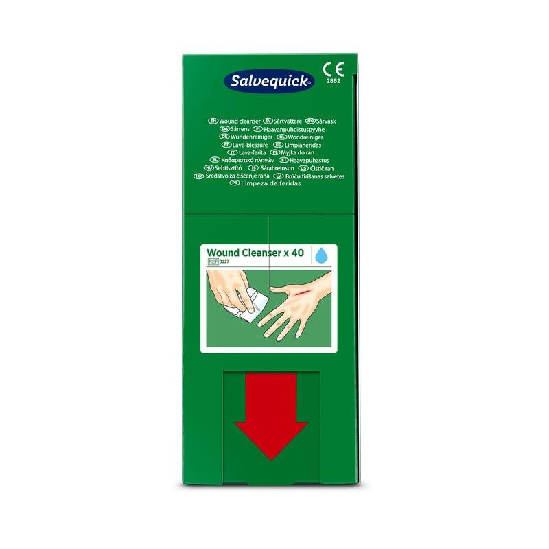 Une boîte verte avec Salvequick savett nettoyant pour plaies (0,9% NaCl, stérile) de Orkla Wound Care AB est munie d'un texte multilingue, d'une illustration de mains utilisant un chiffon, d'une grande flèche rouge pointant vers le bas et de "40 pièces" sur l'étiquette.
